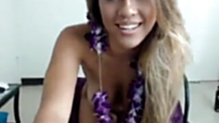 Bombshell Polynesian Woman Playthings On Webcam