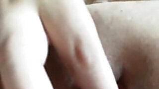 Ragazza italiana si masturba con amico