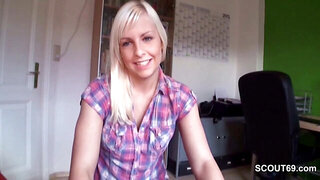 Sie erwischt ihn beim Wichsen und hilf mit einem Hj