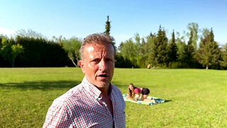 Suzie Sparklez has a pretty ass and she fucks in public