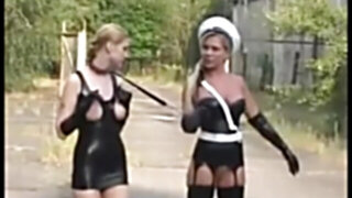 Herrin hat ihre Sklavin im Griff