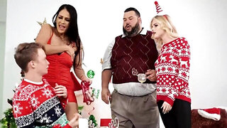 Stepmom with a round booty gets fucked by a skinny nerd