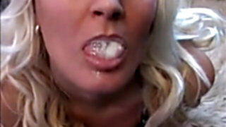 Jenny schluckt ihren muschisaft