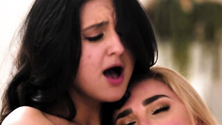 Leggy girl enjoys an orgasm tailored to her dreams