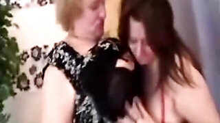 Beata experienced tongue plays with Evitas nasty old pussy