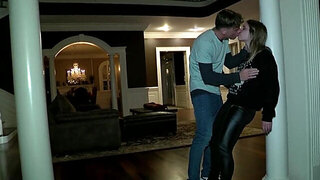 Blondie with a slutty body wants to get filled up