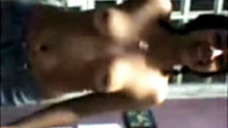 Mexicana paga apuesta y se bana frente a sus amigos!