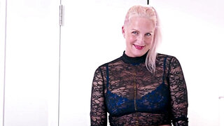 Solo MILF hoe is a perfect combination of sensual and passionate