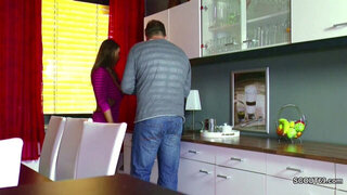 Papa fickt seine Stief-Tochter mit den MEGA Titten durch