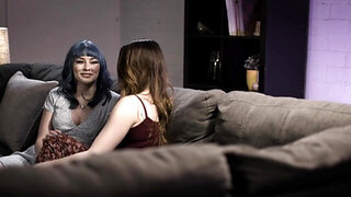 PAWG Jewelz Blu kissing the rich landlady Serene Siren