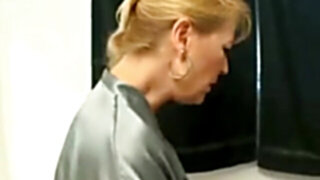 Deux belles salopes s 039 amusent au toilette by clessemperor