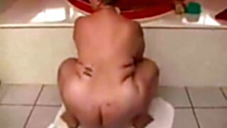 Grosse vieille salope montre son cul two by clessemperor