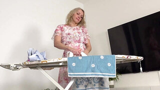 Masturbating mature lady is going to play with her vag