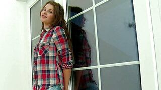 European babe Lida is playing with her perfect cunt