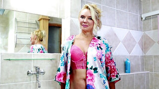 Blonde lady fucking herself in the bathtub big time