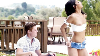 Babe gets naked to fuck at the outdoor picnic