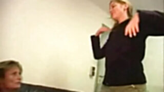 Warm mom-daughter's buddy activity (german)