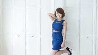 Japanese mom hides her beauty under the blue dress