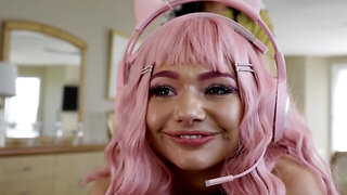 Eccentric streamer lures friend and stepmom into kinky threeway