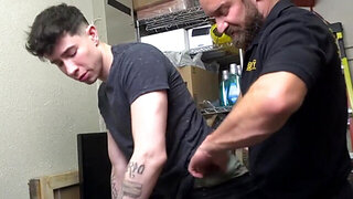 Tattooed fellow gets his cock sucked by the security guard