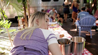 Juliette Mint gets fucked during a BBQ and it looks HOT