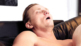 Hot babe with a trimmed twat taking a girthy schlong