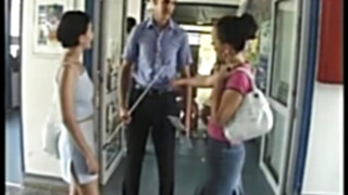 Streberin und Freundin auf Schulhof gefickt