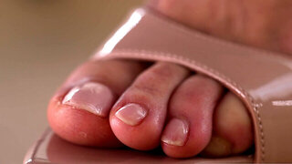 Redheaded babe Audrey Reid knows how to use her feet