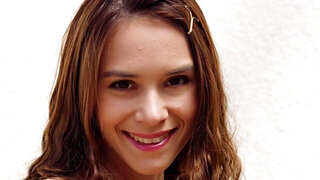 Leona Mia wants to show her pretty pussy in a solo vid