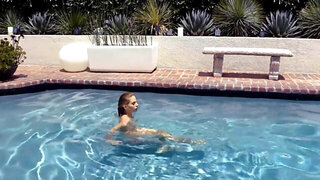 Cute babe shows off while skinny dipping and fucks