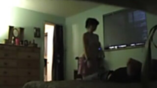 Graba a su esposa liada con el fontanero.