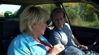 He picked up a GILF and she gave him a blowjob in the car