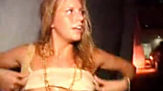 Molten, Scorching girl wanks in public