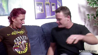 Er ueberredet seine Faule Stief-Schwester zum Ficken