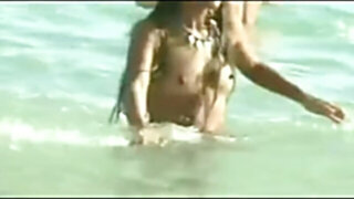 VOYEUR ON THE BEACH 24 luxurious stunners on the sun