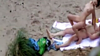 Une jeune fille de 18ans baise avec un vieux sur une plage.