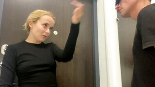 The delivery guy arrives and starts sfucking the babe