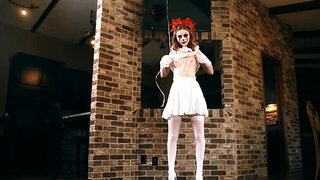 Pennywise suit is the best for girl to tempt stepbro