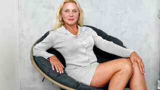 Thick blonde with lots of experience in a solo clip