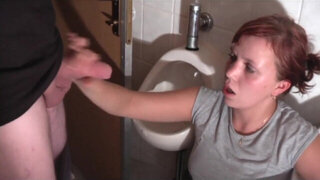 Haessliche Hartz-4-Nutte zum Maennerklo abgerichtet!