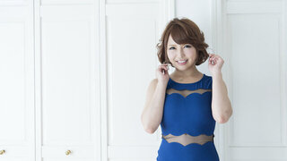 Japanese mom hides her beauty under the blue dress