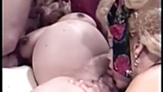 Reizende Junge Mutter four