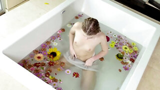 Scarlett Sage satisfies pussy in the bathtub with flowers