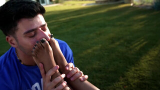 Black soccer hottie has a guy worshipping her feet first