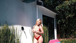 Nicolette Shea shows how to play with her wet vag