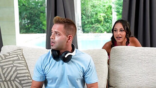 Stepbrother is going to get her off after a few pussy pics