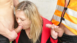 Construction workers are infatuated with this mature nana
