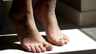 Hoit babe Black Angel gets her sexy feet worshipped