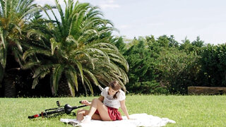 Ellie Luna decides to masturbate with no shame at all