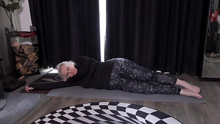 GILF works out in the nude to tease you in a solo vid